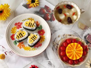 萌萌哒“小蜜蜂寿司”，拯救宝宝的味蕾,搭配红枣山药银耳汤和水果，美美的早餐吃起来吧！