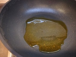 清炒芥菜,锅中倒入适量油烧热。
