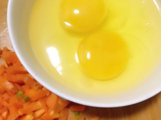 芥菜饭,鸡蛋打入碗中并打散