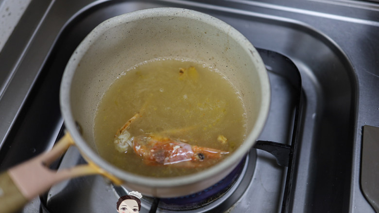 10个月以上豆腐皮虾仁汤,锅里放一些热水这样煮一下这个虾就很好吃啦