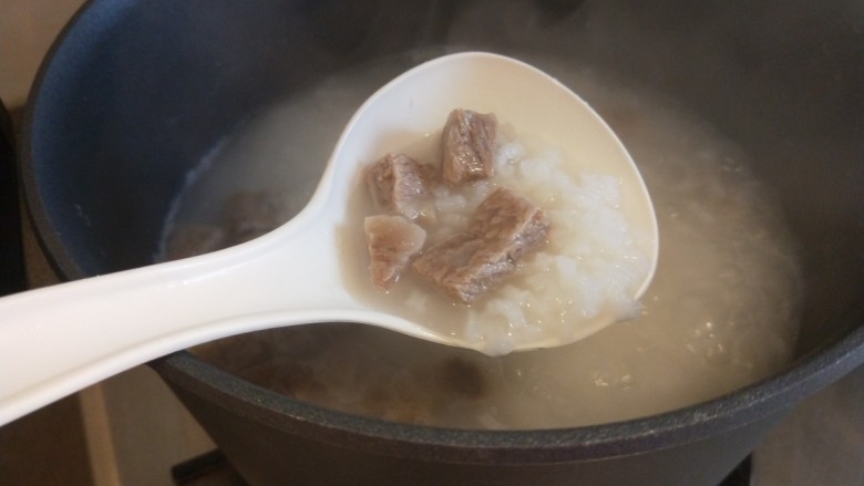 生滚牛肉粥,熬制浓稠放入适量盐。