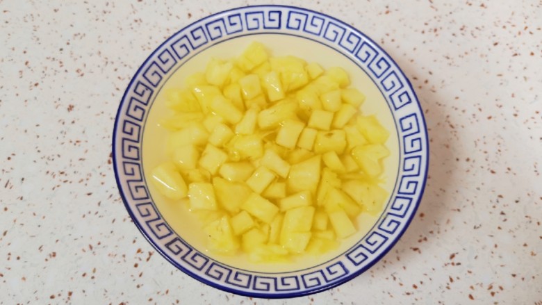 菠萝虾仁炒饭,碗里放一点点盐加入纯净水，放入切好的菠萝果肉在淡盐水里面浸泡5分钟左右取出，控一下水分备用。