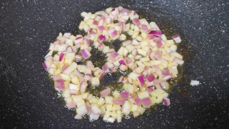 菠萝虾仁炒饭,锅底留余油，下入洋葱丁炒香。