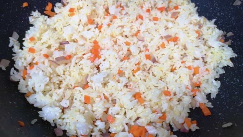 菠萝虾仁炒饭,下入凉米饭翻炒均匀。