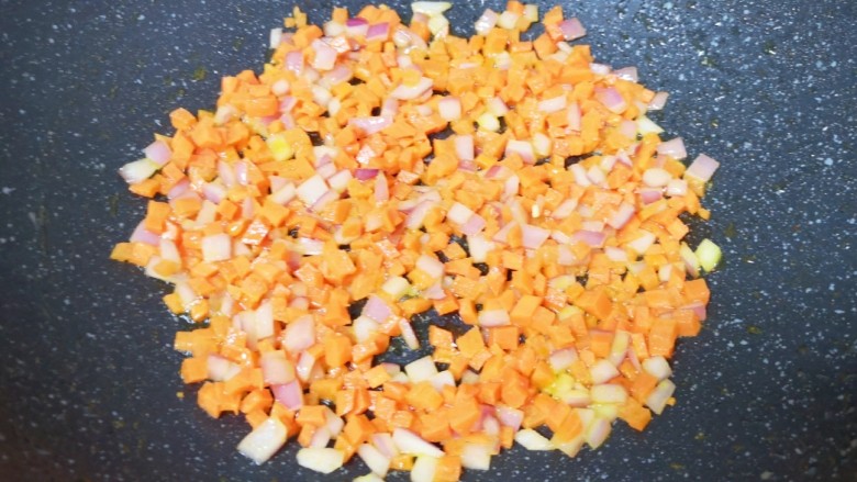 菠萝虾仁炒饭,下入胡萝卜丁翻炒一分钟左右。
