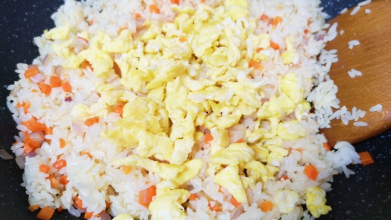 菠萝虾仁炒饭,下入炒熟的鸡蛋翻炒均匀。