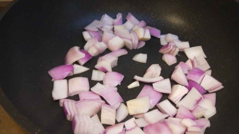 葱爆羊肉片,干锅倒入洋葱炒熟。
