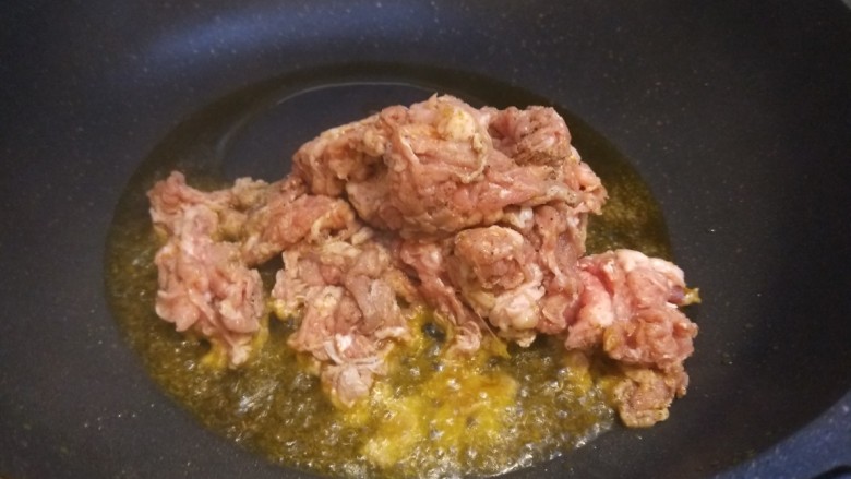 葱爆羊肉片,锅中倒入适量油烧热倒入大葱炒香，倒入羊肉片。