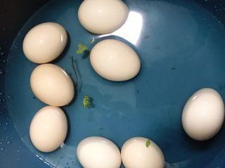 艾草煮蛋,将鸡蛋洗干净