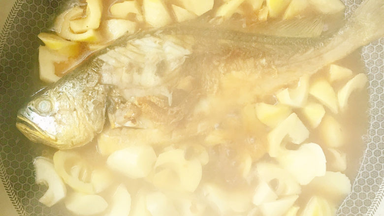 春笋焖黄花鱼,盖上锅盖煮5分钟