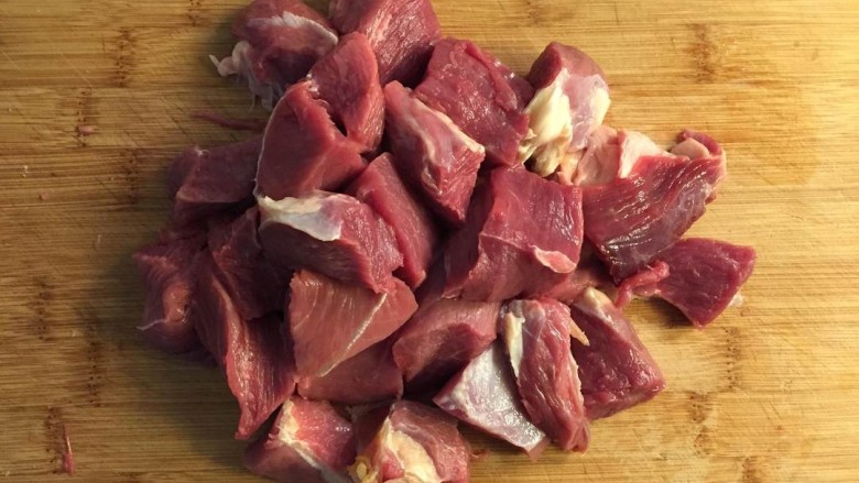 麻辣牛肉面,切成块状。