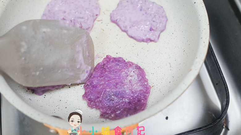 10个月以上紫薯谷物米饼,一面凝固就可以翻面了