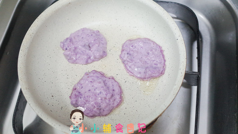 10个月以上紫薯谷物米饼,锅里放一点点油用勺子倒锅里摊成饼