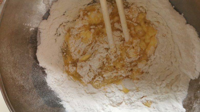 Q版麻薯【简单易做】,再加入预拌粉和奶粉，搅拌均匀。