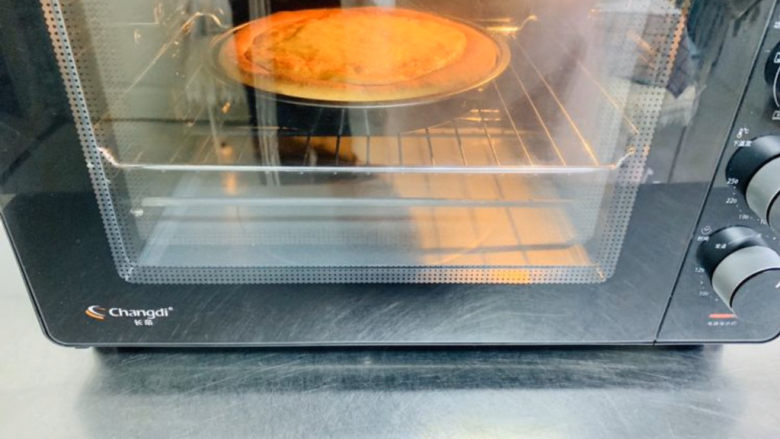 芒果披萨,烤盘放入下层。烤箱上下火190度20分钟。