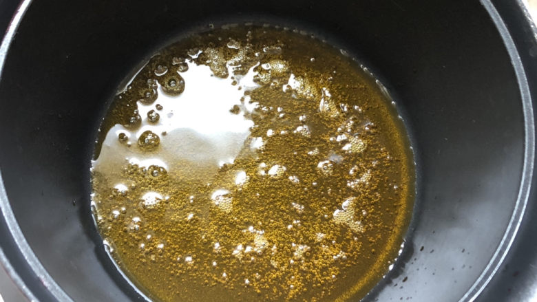 蒜泥茼蒿,锅中热少许油
