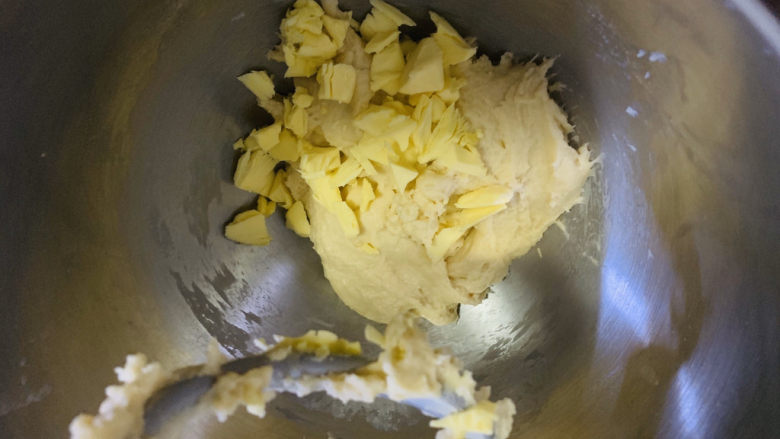 菠萝面包,加室温软化的黄油，黄油准备的时候要切碎；