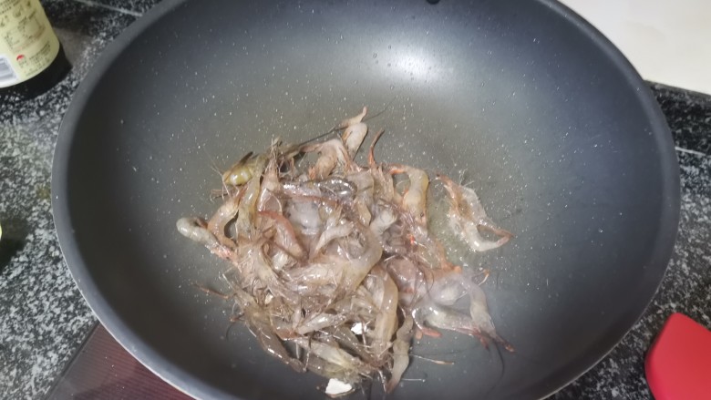 最当季，最美味的干煸椒盐河虾，好吃看得见，共饮一杯否？,锅里下油