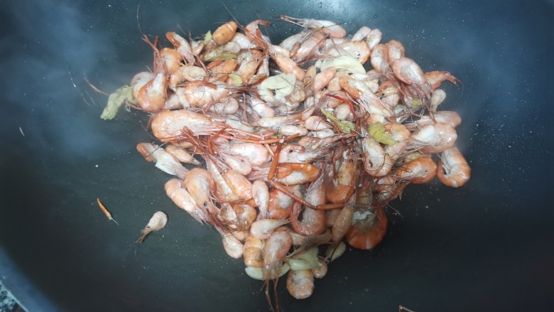 最当季，最美味的干煸椒盐河虾，好吃看得见，共饮一杯否？,下蒜头爆炒