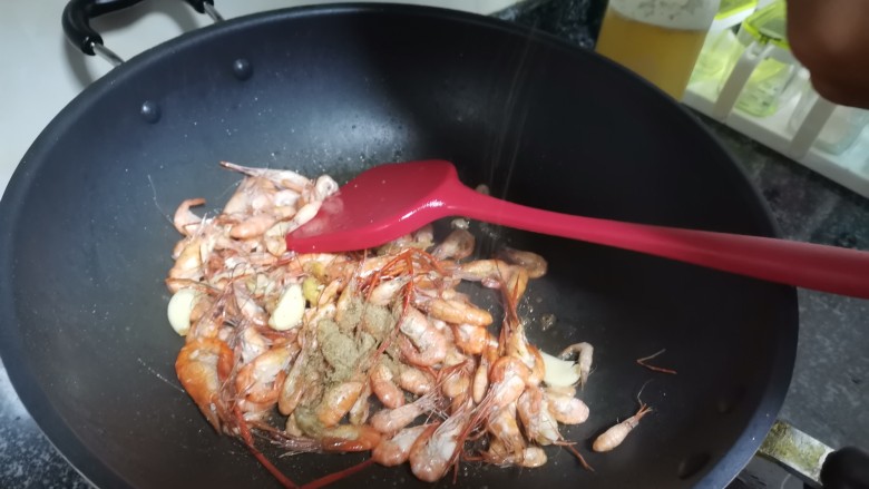 最当季，最美味的干煸椒盐河虾，好吃看得见，共饮一杯否？,快速翻炒出锅