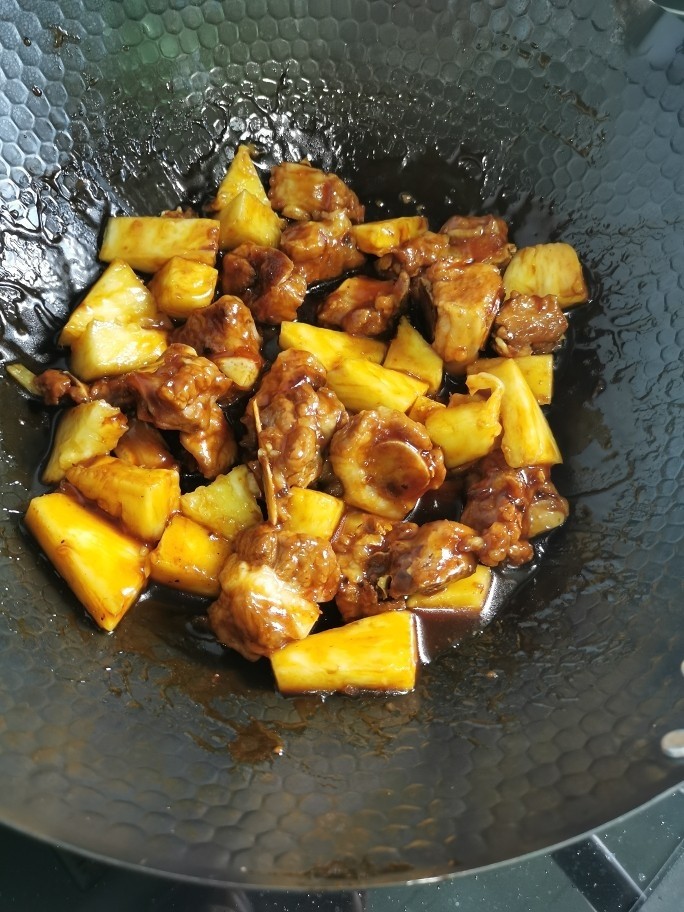 糖醋菠萝排骨,菠萝和排骨混为一体即可出锅。