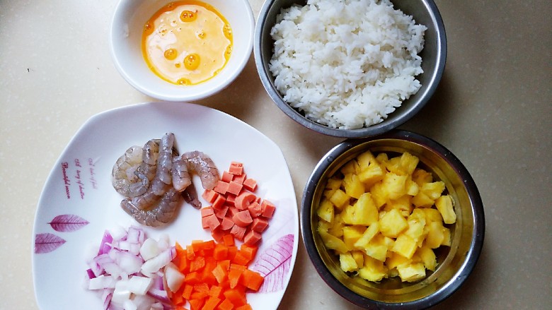 菠萝虾仁炒饭,先准备好食材，洗洗切切备用。