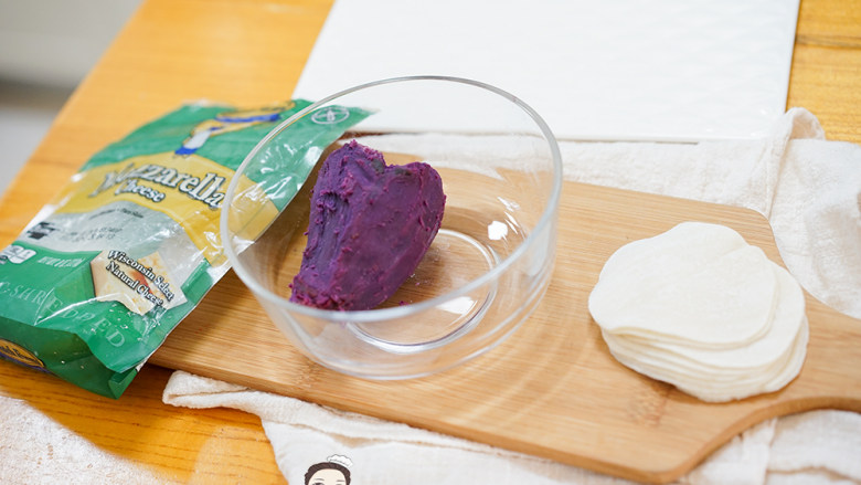 12个月以上紫薯芝士脆饼,准备好材料，紫薯蒸熟后去皮备用