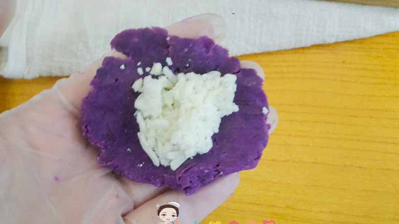 12个月以上紫薯芝士脆饼,紫薯30g 包入5-10g马苏里拉芝士，芝士越多越好吃，但是需要你能包住
