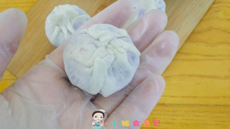 12个月以上紫薯芝士脆饼,把饺子皮包住紫薯，如果包不住也可以先把皮擀一擀再包