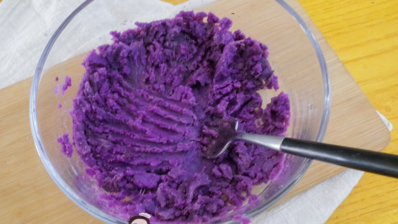 12个月以上紫薯芝士脆饼,紫薯碾压成泥