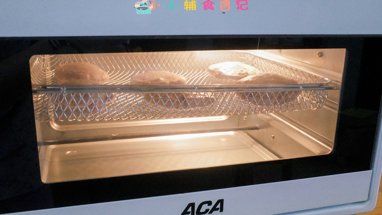 12个月以上紫薯芝士脆饼,烤成金黄色就可以了，每个烤箱的的温度都有点不一样 所以需要自己根据自己的烤箱自行调整，烤的时候注意多观察以免烤过头