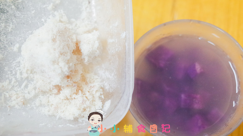 10个月以上紫薯谷物米粥,碗里加入紫薯肉末
