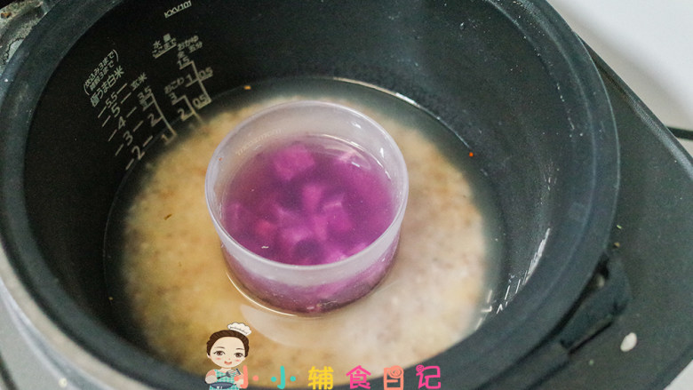 10个月以上紫薯谷物米粥,将蒸煮碗放在电饭锅跟大人的米饭一起煮，没有这个碗也可以用家里的不锈钢杯子替代