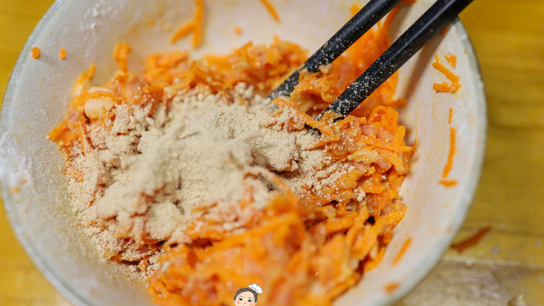  10个月以上辅食胡萝卜藜麦肉丸,加入适量香菇粉调味