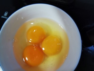秋葵炒蛋,打三颗鸡蛋