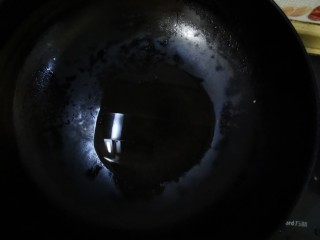 秋葵炒蛋,锅内放适量油