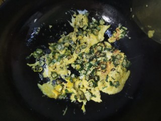 秋葵炒蛋,蛋液稍稍凝固后翻面