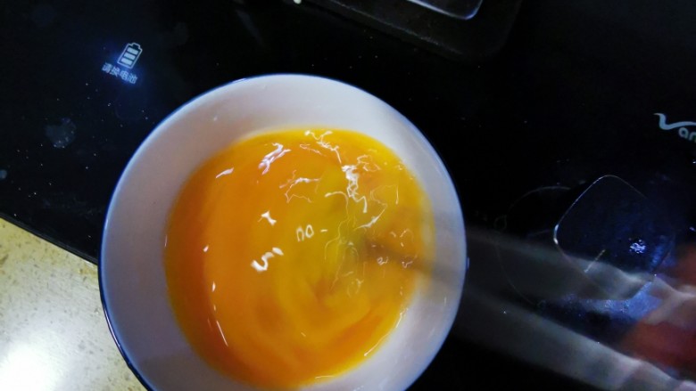 秋葵炒蛋,打散成蛋液