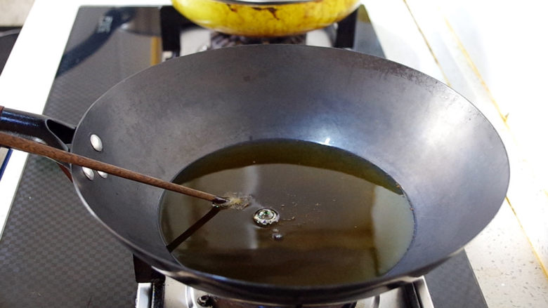 干锅土豆香辣虾,锅里倒入适量食用油，用筷子放入油锅起小泡后即可。