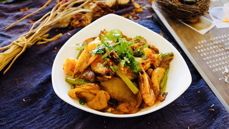 干锅土豆香辣虾,装盘后撒一点香菜装饰即可。