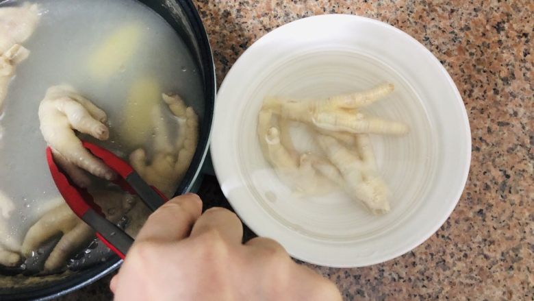 酸辣柠檬鸡爪,煮20分钟，过凉水清洗干净