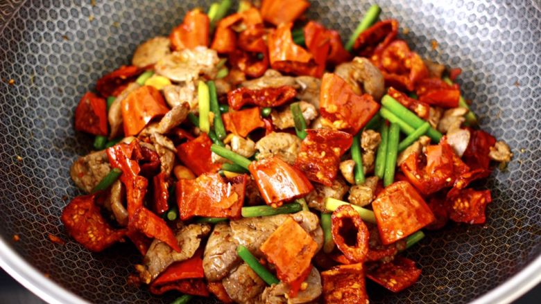 香脆椒爆蒜苔鸡肝,大火快速翻炒至所有的食材混合均匀，即可关火。