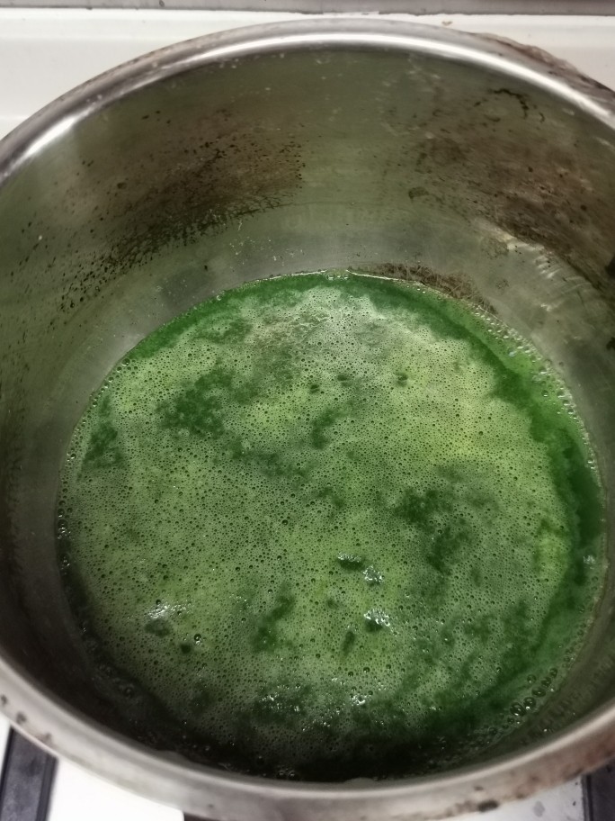 艾草青果【艾味清香，久放不硬】,艾草汁3/5放锅内加糖煮滚，煮的过程水量变少点，量正好。