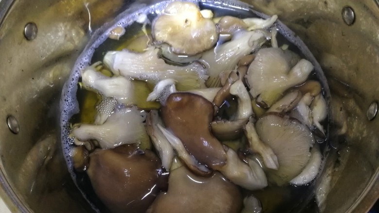 炸平菇,水开下平菇焯水，至水再次沸腾。