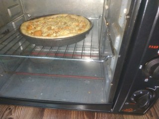 奥尔良鸡肉披萨,放入烤箱，上下火190度，15分钟