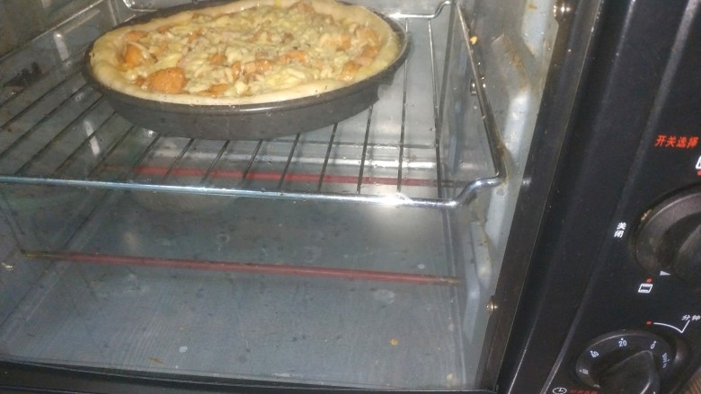 奥尔良鸡肉披萨,放入烤箱，上下火190度，15分钟