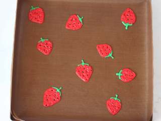 内外兼修的治愈系草莓天使蛋糕卷,7.用红色面糊先勾好草莓轮廓，然后填色，注意不要留白。填好色之后继续放入冰箱冷冻备用。
