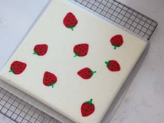 内外兼修的治愈系草莓天使蛋糕卷,
17.锵锵锵，完美，哈哈哈哈哈哈哈我真是太优秀了。晾凉的时候就这么敞着晾，不加盖油纸