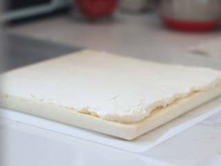 内外兼修的治愈系草莓天使蛋糕卷,21.将打好的奶油抹好(要留出一部分用来填缝)，收尾一端最薄，开始卷起一侧最厚。

