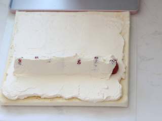 内外兼修的治愈系草莓天使蛋糕卷,23.草莓与草莓之间的空隙处用奶油填满，不然卷好切开会不贴合